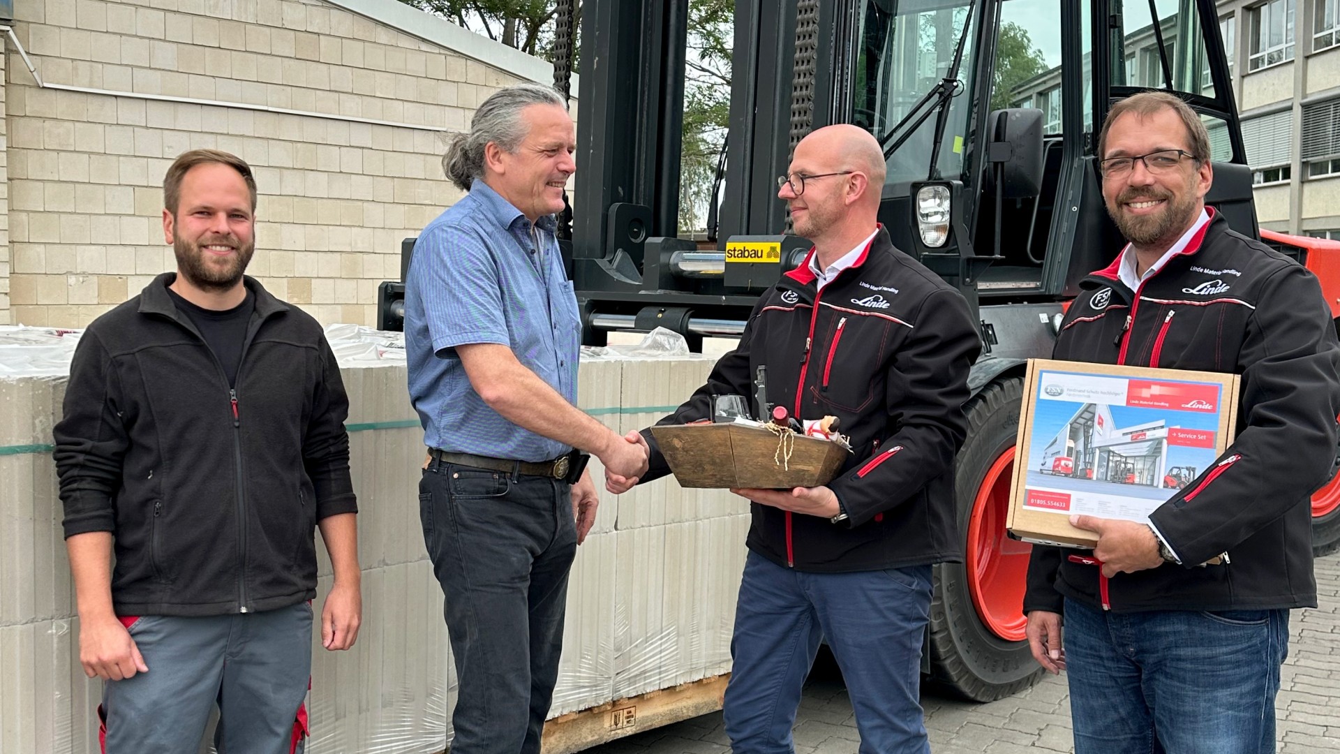 Übergabe der neuen Stapler an die Hansa Baustoffwerke Parchim GmbH 